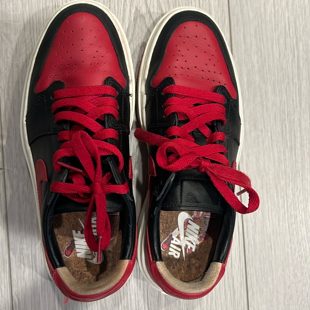 NIKE JORDANS